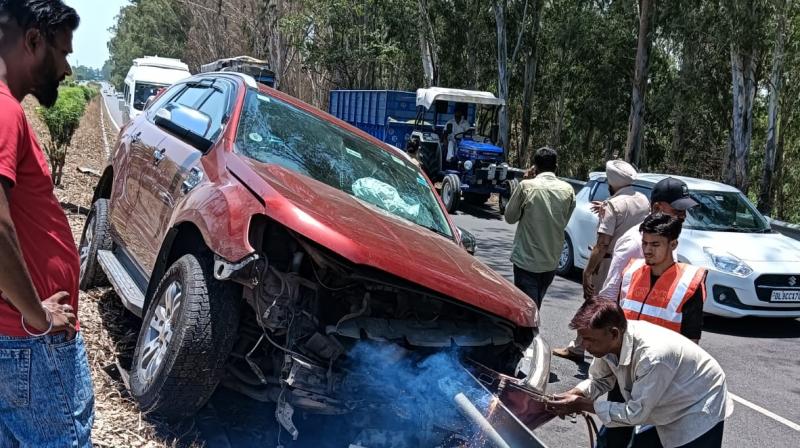 ਤੇਜ਼ ਰਫ਼ਤਾਰ ਕਾਰ ਗਰਿੱਲ ’ਚ ਫਸੀ ਹੋਈ 