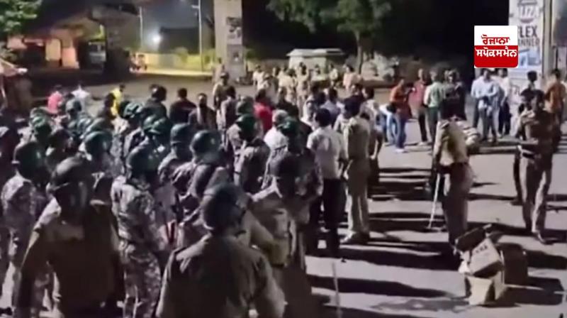 ਮਹਾਰਾਸ਼ਟਰ 'ਚ ਹੰਗਾਮੇ ਦੌਰਾਨ ਪੁਲਿਸ ਮੁਲਜ਼ਮ ਕਾਬੂ ਪਾਉਂਦੇ ਹੋਏ 