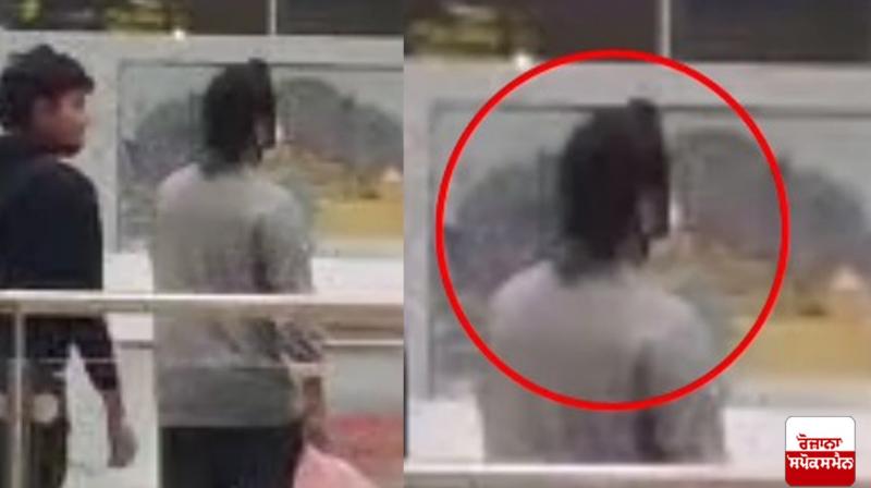 Seeing a young man deported from America with a bare head, the police gave him a turban at the SGPC.