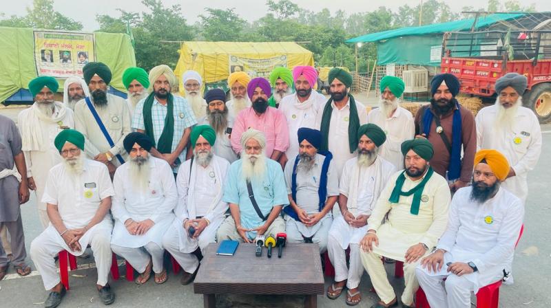 ਮੀਟਿੰਗ ਦੌਰਾਨ ਹਾਜ਼ਰ ਕਿਸਾਨ ਆਗੂ 
