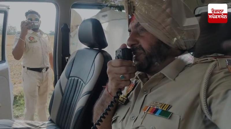 ਪੁਲਿਸ ਏਰੀਆ ਖਾਲੀ ਕਰਨ ਦੀ ਅਨਾਉਂਸਮੈਂਟ ਕਰਦੇ ਹੋਏ 