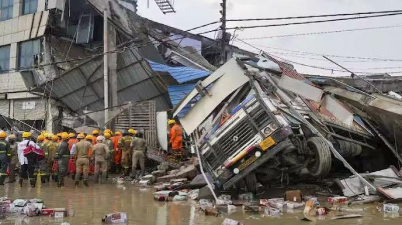 Three storied building collapsed due to rain, 8 people died so far