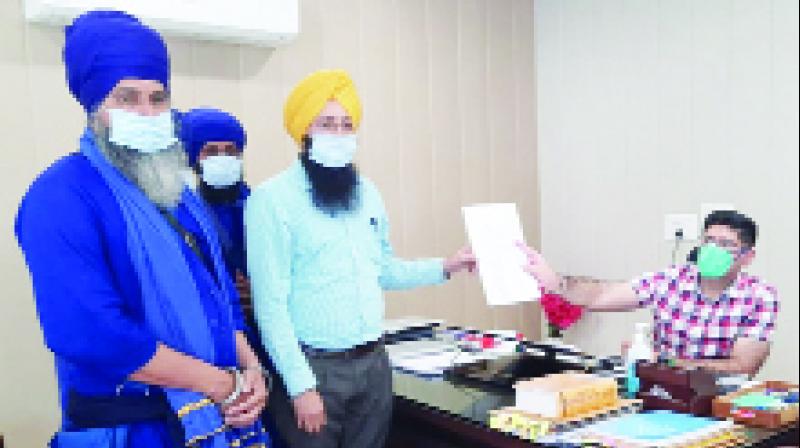 ਐਸ.ਐਸ.ਪੀ. ਵਿਵੇਕਸ਼ੀਲ ਸੋਨੀ ਨੂੰ ਮੰਗ ਪੱਤਰ ਦਿੰਦੇ ਬੁੱਢਾ ਦਲ ਦੇ ਆਗੂ।