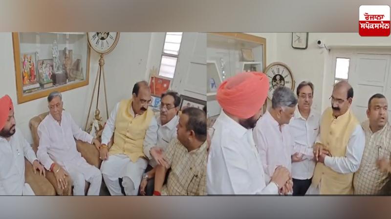 Ravneet Singh Bittu and Ashwani Sharma reached Manoranjan Kalia's house News in punjabi 