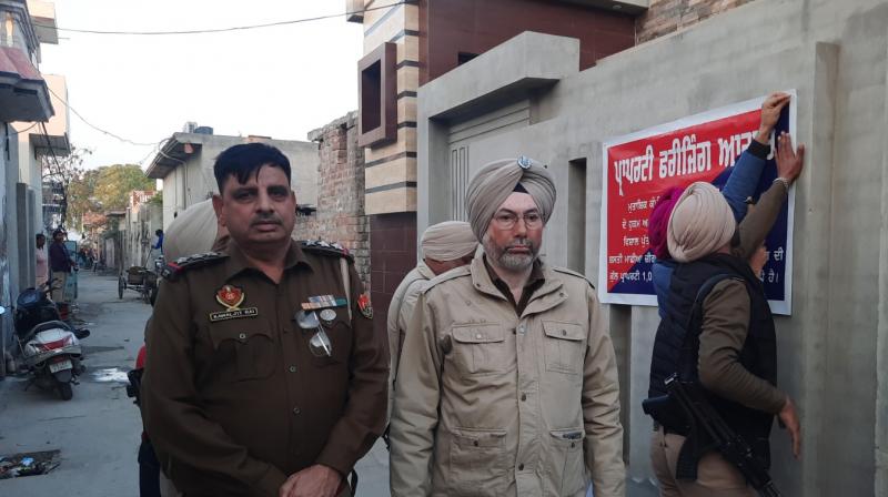 ਪੁਲਿਸ ਮੁਲਜ਼ਮ ਪ੍ਰਾਪਰਟੀ ਅਟੈਚ ਕਰਦੇ ਹੋਏ 