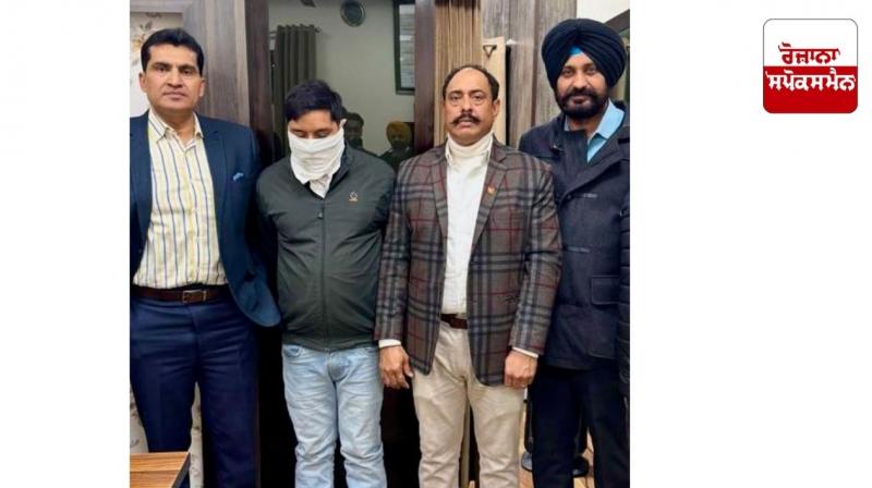 Naib Tehsildar taking Rs 8000 bribe caught red-handed by Reader Vigilance Bureau