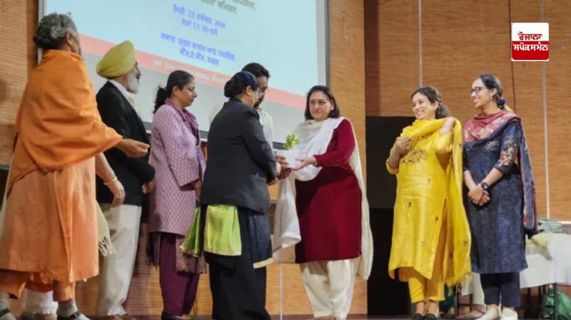 ਸਮਾਗਮ ਦੌਰਾਨ ਪੰਜਾਬ ਰਾਜ ਮਹਿਲਾ ਕਮਿਸ਼ਨ ਦੀ ਚੇਅਰਪਰਸਨ ਰਾਜ ਲਾਲੀ ਗਿੱਲ ਦਾ ਸਵਾਗਤ ਕਰਦੇ ਹੋਏ ਤਸਵੀਰ 