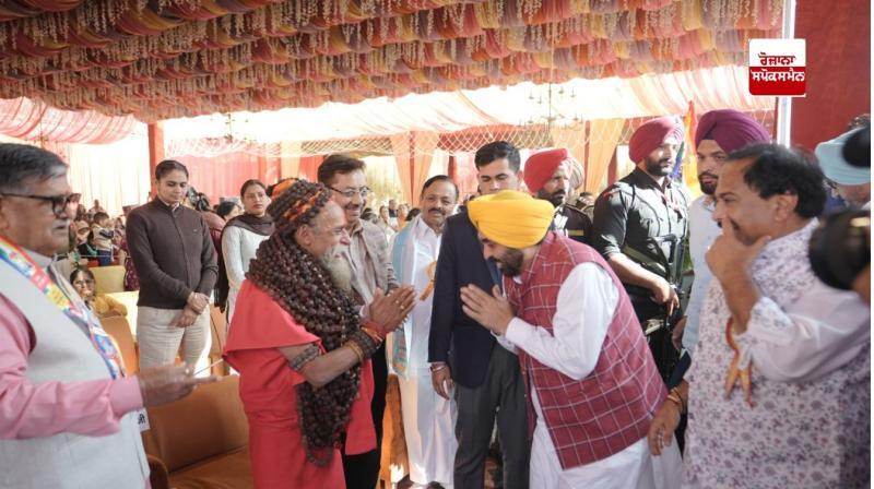  ਸੀਐਮ ਸੰਤਾਂ ਦਾ ਆਸ਼ੀਰਵਾਦ ਲੈਂਦੇ ਹੋਏ 