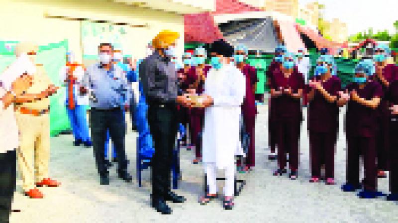 ਠੀਕ ਹੋਏ ਮਰੀਜ਼ਾਂ ਨੂੰ ਹਸਪਤਾਲ ਤੋਂ ਛੁੱਟੀ ਦੇਣ ਉਪਰੰਤ ਸ਼ੁਭ ਕਾਮਨਾਵਾਂ ਦਿੰਦੇ ਡਾਕਟਰ।