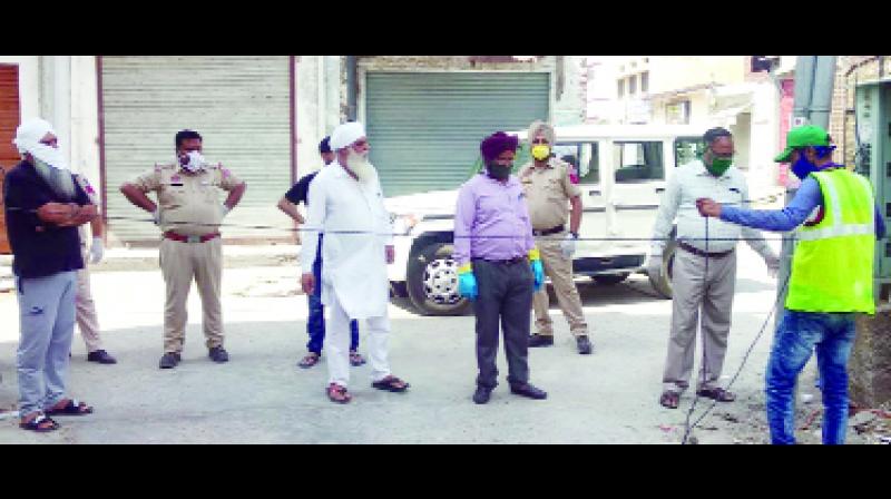 ਵੱਡੀ ਮੰਡੀ ਪੱਟੀ ਨੂੰ ਸੀਲ ਕਰਾਉਂਦੇ ਹੋਏ ਅਜੇ ਕੁਮਾਰ ਖੁਲਰ ਥਾਣਾ ਮੁਖੀ ਤੇ ਰਣਵੀਰ ਕੁਮਾਰ ਸੂਦ।