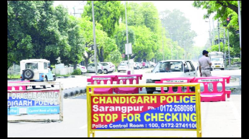 ਕੋਰੋਨਾ ਵਾਇਰਸ ਦੇ ਮੱਦੇਨਜ਼ਰ ਚੰਡੀਗੜ੍ਹ 'ਚ ਪੁਲਿਸ ਵਲੋਂ ਕੀਤੀ ਗਈ ਸਖ਼ਤੀ ਦੀ ਤਸਵੀਰ। 