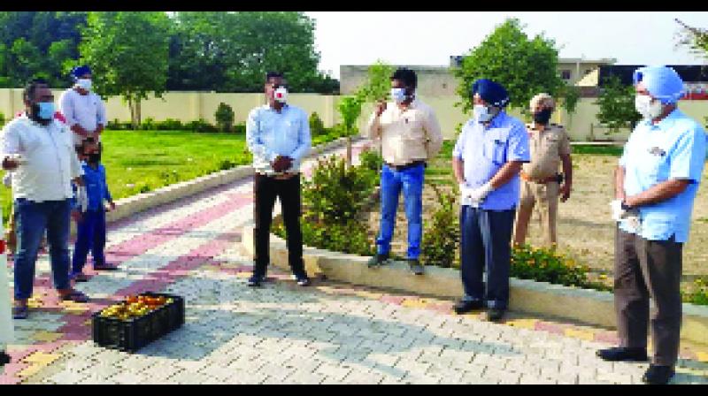 ਕੋਰੋਨਾ ਤੋਂ ਰਿਕਵਰ ਹੋਏ 17 ਵਿਅਕਤੀਆਂ ਨੂੰ ਡੇਰਾਬੱਸੀ ਦੇ ਨਿਰੰਕਾਰੀ ਭਵਨ ਵਿਚ ਤਬਦੀਲ ਕਰਨ ਮੌਕੇ।  