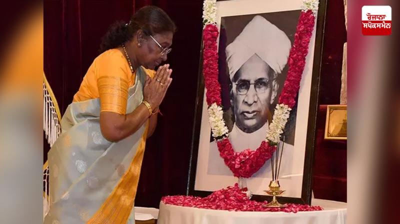 ਰਾਸ਼ਟਰਪਤੀ ਦ੍ਰੋਪਦੀ ਮੁਰਮੂ ਡਾ. ਸਰਵਪੱਲੀ ਰਾਧਾਕ੍ਰਿਸ਼ਨਨ ਨੂੰ ਉਨ੍ਹਾਂ ਦੀ ਜੈਅੰਤੀ 'ਤੇ ਸ਼ਰਧਾ ਦੇ ਫੁੱਲ ਭੇਟ ਕਰਦੇ ਹੋਏ 