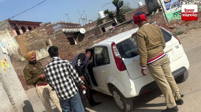ਪੁਲਿਸ ਮੁਲਾਜ਼ਮ ਤਲਾਸ਼ੀ ਮੁਹਿੰਮ ਕਰਦੇ ਹੋਏ 