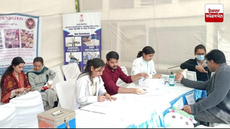 ਕੈਂਪ ਦੌਰਾਨ ਡਾਕਟਰ ਮਰੀਜ਼ਾਂ ਦਾ ਚੈਕਅੱਪ ਕਰਦੇ ਹੋਏ 