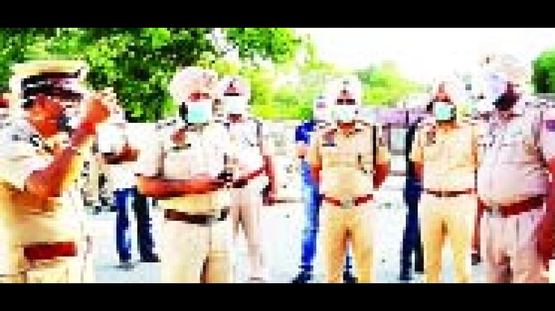 ਨਾਕਾਬੰਦੀ ਦਾ ਜ਼ਾਇਜ਼ਾ ਲੈਂਦੇ ਹੋਏ ਆਈਜੀ ਬਠਿੰਡਾ, ਜ਼ਿਲ੍ਹਾ ਪੁਲਿਸ ਕਪਤਾਨ ਤੇ ਹੋਰ। ਸੰਜੂ