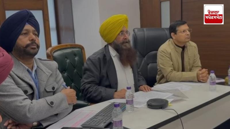 ਪੰਜਾਬ ਦੇ ਖੇਤੀਬਾੜੀ ਮੰਤਰੀ ਗੁਰਮੀਤ ਸਿੰਘ ਖੁੱਡੀਆਂ ਵੀਡੀਓ ਕਾਲ ਰਾਹੀਂ ਕੇਂਦਰੀ ਖੇਤੀਬਾੜੀ ਮੰਤਰੀ ਸ਼ਿਵਰਾਜ ਸਿੰਘ ਚੌਹਾਨ ਨਾਲ ਗੱਲਬਾਤ ਕਰਦੇ ਹੋਏ  