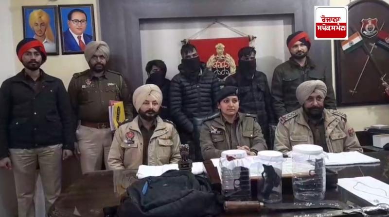 ਪੁਲਿਸ ਅਧਿਕਾਰੀ ਪੱਤਰਕਾਰਾਂ ਨੂੰ ਮੁਲਜ਼ਮਾਂ ਬਾਰੇ ਜਾਣਕਾਰੀ ਦਿੰਦੇ ਹੋਏ 