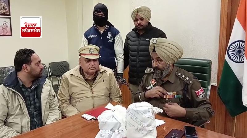 ਪੁਲਿਸ ਅਧਿਕਾਰੀ ਫੜੇ ਗਏ ਮੁਲਜ਼ਮ ਬਾਰੇ ਜਾਣਕਾਰੀ ਦਿੰਦੇ ਹੋਏ 