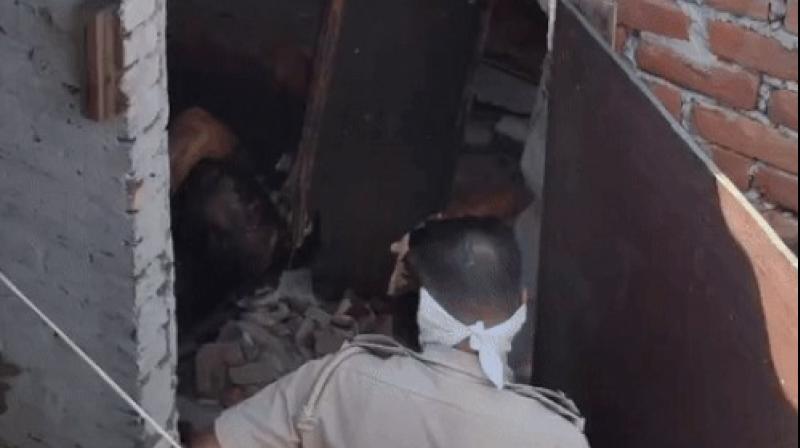 ਪੁਲਿਸ ਲਾਸ਼ ਨੂੰ ਕਬਜੇ ’ਚ ਲੈਂਦੇ ਹੋਏ 