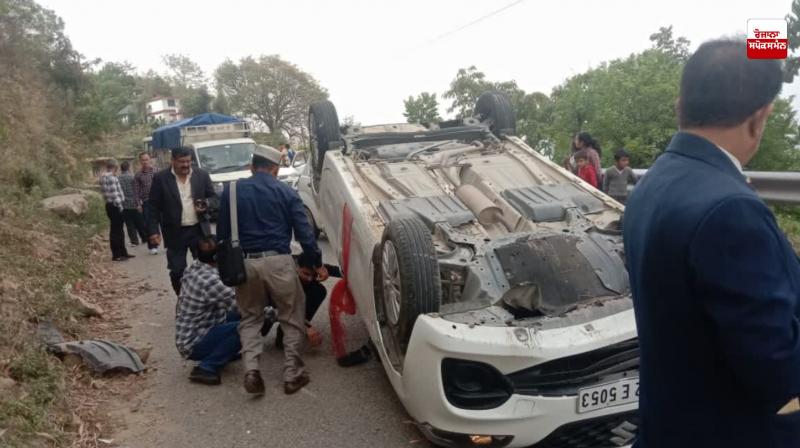 An accident occurred with the groom taking the bride to the wedding.