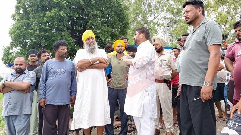 ਜ਼ੀਰਾ ਤੋਂ ਵਿਧਾਇਕ ਨਰੇਸ਼ ਕਟਾਰੀਆ ਵੱਲੋਂ ਕੀਤਾ ਗਿਆ ਬੰਨਾਂ ਦਾ ਦੌਰਾ, ਪਿੰਡ ਵਾਸੀਆਂ ਦੀਆਂ ਸੁਣੀਆਂ ਮੁਸ਼ਕਿਲਾਂ 