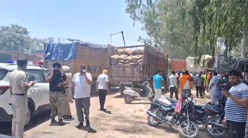 ਪੁਲਿਸ ਮੁਲਜ਼ਮ ਜਾਂਚ ਕਰਦੇ ਹੋਏ 