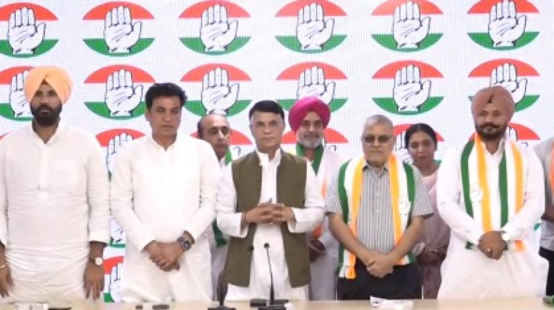 Dharamvir Gandhi was warmly welcomed by the Congress on joining the party