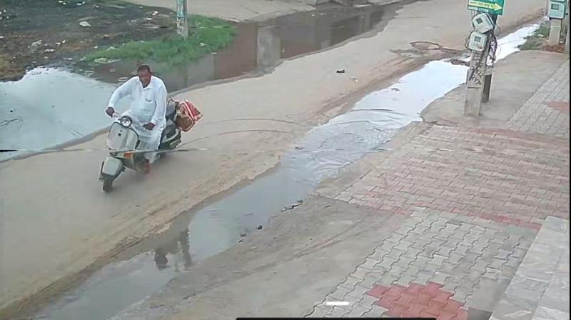  ਸਕੂਟਰ ਸਵਾਰ ਕੱਪੜੇ ਲੈ ਕੇ ਫ਼ਰਾਰ ਹੁੰਦਾ ਹੋਇਆ 