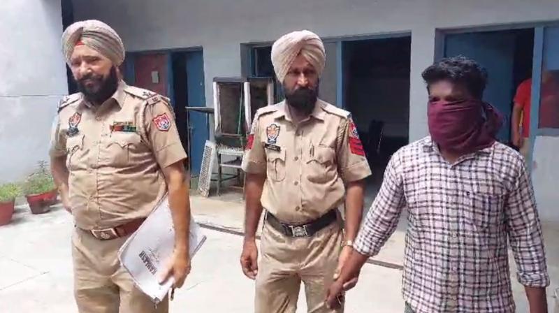 ਪੁਲਿਸ ਆਰੋਪੀ ਸੁਖਦੇਵ ਸਿਘ ਨੂੰ ਗ੍ਰਿਫ਼ਤਾਰ ਕਰਕੇ ਲਿਜਾਂਦੀ ਹੋਈ 