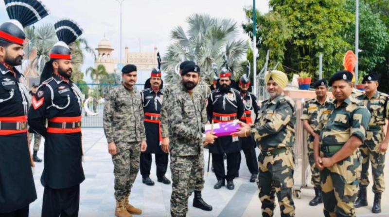 Pakistani Rangers and Indian soldiers celebrated Eid-ul-Fitr together