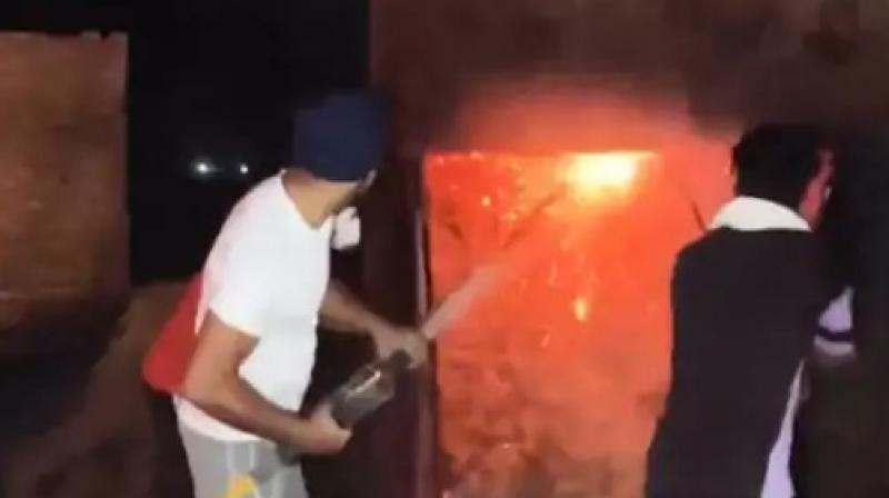 ਅੱਗ ’ਤੇ ਕਾਬੂ ਪਾਉਂਦੇ ਹੋਏ ਫ਼ਾਇਰ ਬ੍ਰਿਗੇਡ ਕਰਮਚਾਰੀ