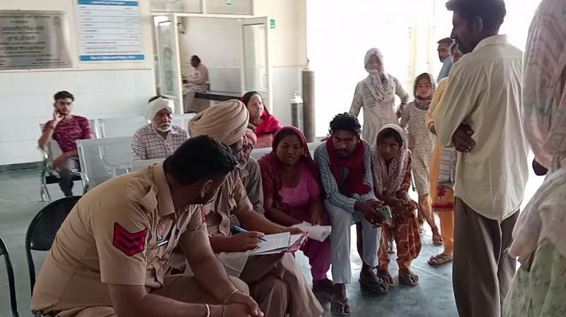 ਪੁਲਿਸ ਵਾਲੇ ਪਰਿਵਾਰ ਨਾਲ ਗੱਲਬਾਤ ਕਰਦੇ ਹੋਏ 