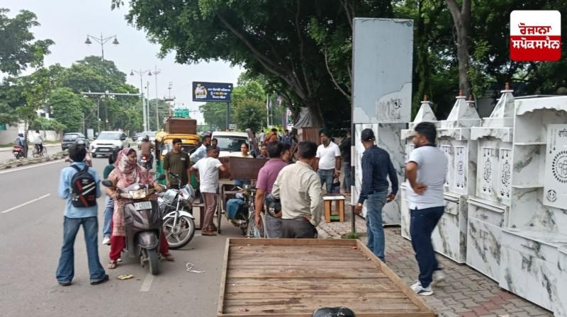 Furniture items being sold on the roadside on Madanpura Roa News in punjabi