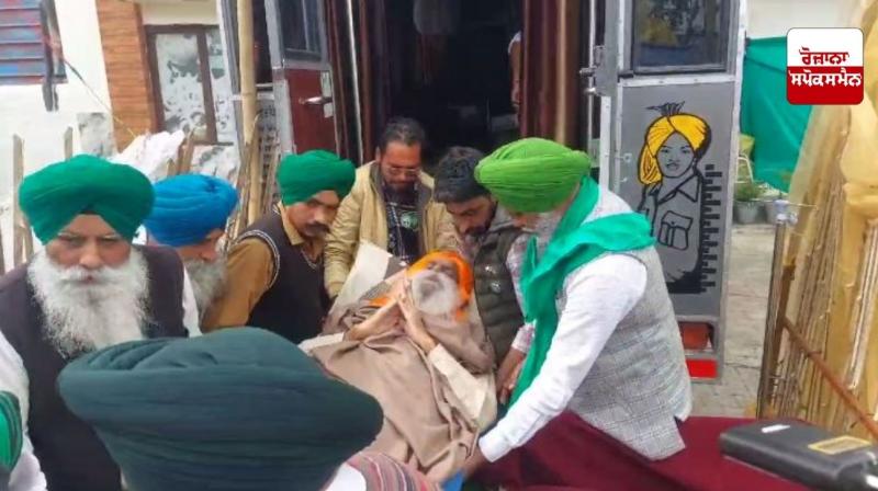  ਮੀਟਿੰਗ ਲਈ ਡੱਲੇਵਾਲ ਪ੍ਰਾਈਵੇਟ ਐਂਬੂਲੈਂਸ 'ਚ ਚੰਡੀਗੜ੍ਹ ਲਈ ਰਵਾਨਾ ਹੁੰਦੇ ਹੋਏ 