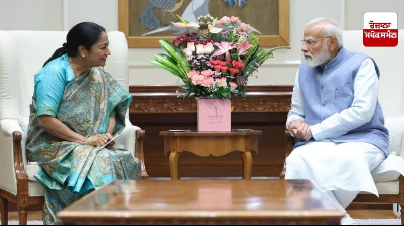 ਦਿੱਲੀ ਦੇ ਮੁੱਖ ਮੰਤਰੀ ਰੇਖਾ ਗੁਪਤਾ ਪ੍ਰਧਾਨ ਮੰਤਰੀ ਨਰਿੰਦਰ ਮੋਦੀ ਨਾਲ ਮੁਲਾਕਾਤ ਕਰਦੇ ਹੋਏ  