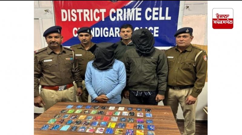 ਪੁਲਿਸ ਅਧਿਕਾਰੀ ਫੜੇ ਗਏ ਆਰੋਪੀਆਂ ਬਾਰੇ ਜਾਣਕਾਰੀ ਦਿੰਦੇ ਹੋਏ 