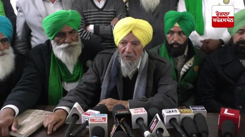 ਸੰਯੁਕਤ ਕਿਸਾਨ ਮੋਰਚਾ ਸ ਕਾਨਫ਼ਰੰਸ ਕਰਦੇ ਹੋਏ 