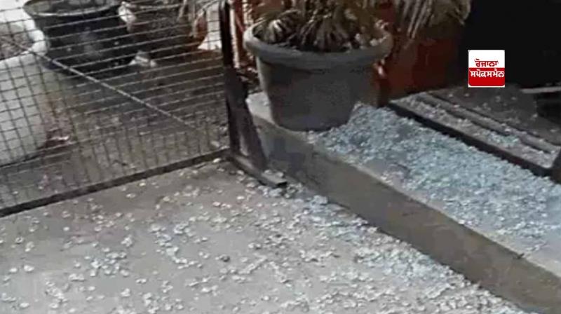 ਧਮਾਕੇ ਦੇ ਬਾਅਦ ਟੁੱਟੇ ਹੋਏ ਸ਼ੀਸ਼ੇ 