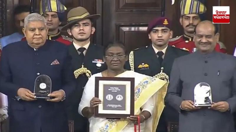  ਰਾਸ਼ਟਰਪਤੀ ਦ੍ਰੋਪਦੀ ਮੁਰਮੂ ਸਿੱਕਾ ਜਾਰੀ ਕਰਦੇ ਹੋਏ 