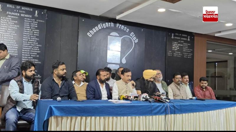 ਪ੍ਰੈਸ ਕਾਨਫਰੰਸ ਦੌਰਾਨ ਪੱਤਰਕਾਰਾਂ ਨਾਲ ਗੱਲਬਾਤ ਕਰਦੇ ਹੋਏ ਭਾਰਤੀ ਜਨਤਾ ਪਾਰਟੀ ਦੇ ਸੀਨੀਅਰ ਆਗੂ ਵਿਨੀਤ ਜੋਸ਼ੀ 