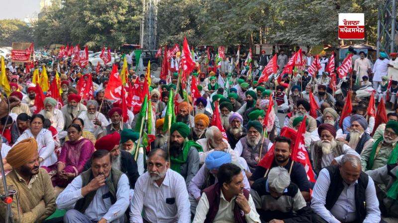  ਸੰਯੁਕਤ ਕਿਸਾਨ ਮੋਰਚਾ ਅਤੇ ਟ੍ਰੇਡ ਯੂਨੀਅਨਾਂ ਵਲੋਂ ਡਿਪਟੀ ਕਮਿਸ਼ਨਰ ਦਫ਼ਤਰਾਂ ਅੱਗੇ ਧਰਨਾ ਪ੍ਰਦਰਸ਼ਨ ਕਰਦੇ ਹੋਏ 