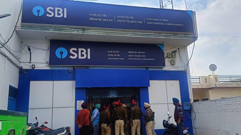 Robbers looted 8 lakh rupees from the bank in Tarn Taran news in punjabi