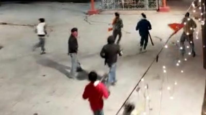  Tourists committed hooliganism in Himachal, vandalized in the market, broke the windows of cars