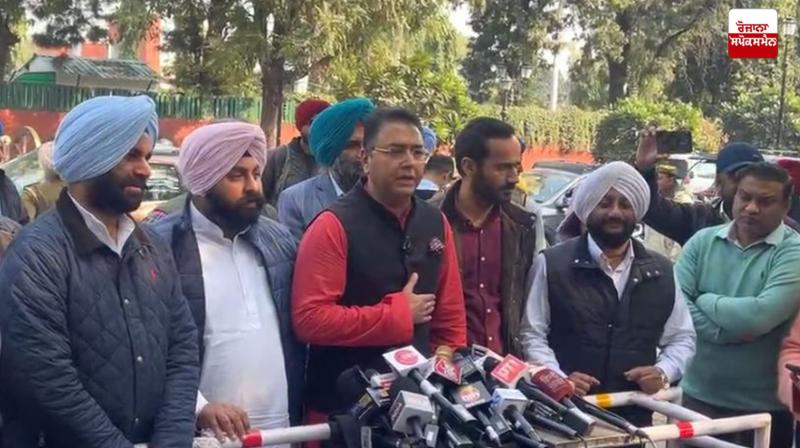 Central government should talk to farmers, AAP leaders meet Governor Latest News in Punjabi