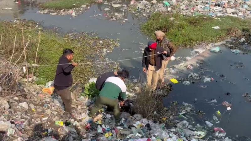 ਪੁਲਿਸ ਲਾਸ਼ ਨੂੰ ਕਬਜ਼ੇ ਵਿਚ ਲੈਂਦੀ ਹੋਈ 