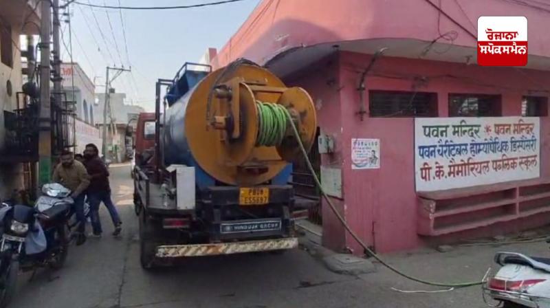 ਨਿਗਮ ਕਰਮਚਾਰੀਆਂ ਦੀ ਜੈਟਿੰਗ ਮਸ਼ੀਨ ਨਾਲ ਸਫ਼ਾਈ ਕਰਨ ਦੀ ਤਸਵੀਰ 