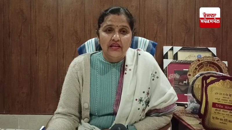 ਜ਼ਿਲ੍ਹਾ ਸਿੱਖਿਆ ਅਫ਼ਸਰ ਫਰੀਦਕੋਟ ਅੰਜਨਾ ਕੌਸ਼ਲ ਜਾਣਕਾਰੀ ਦਿੰਦੇ ਹੋਏ 