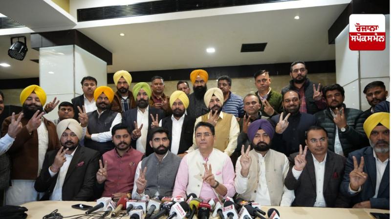 ਰਟੀ ਦੇ ਪੰਜਾਬ ਪ੍ਰਧਾਨ ਅਮਨ ਅਰੋੜਾ ਨੇ ਪਾਰਟੀ ਆਗੂਆਂ ਸਮੇਤ ਬਠਿੰਡਾ ਵਿਖੇ ਪ੍ਰੈਸ ਕਾਨਫਰੰਸ ਨੂੰ ਸਬੰਧੋਨ ਕਰਦੇ ਹੋਏ 