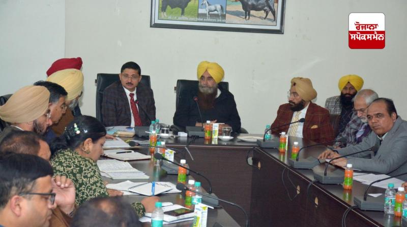ਗੁਰਮੀਤ ਸਿੰਘ ਖੁੱਡੀਆਂ ਅਧਿਕਾਰੀਆਂ ਨਾਲ ਮੀਟਿੰਗ ਕਰਦੇ ਹੋਏ 